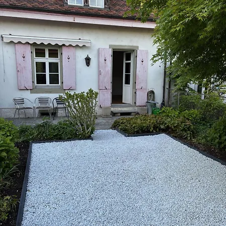 Comfortable Charming House Near The River Apartment *